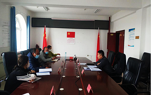 新疆吉木乃县乌拉斯特镇综治中心干部学习贯彻党的二十大精神图片1.jpg