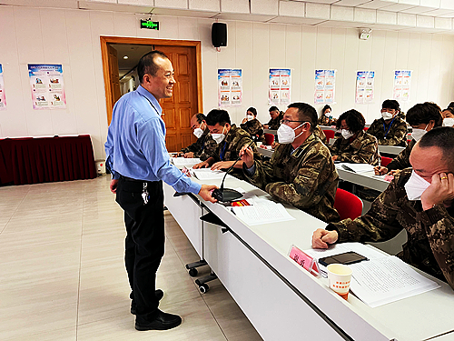 图为参训学员抢答法治知识.jpg