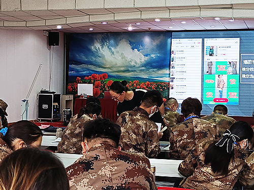 图为授课老师正在指导学员如何开展直播、剪辑作品.jpg