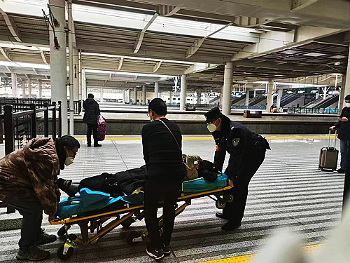 帮助困难旅客下车.jpg
