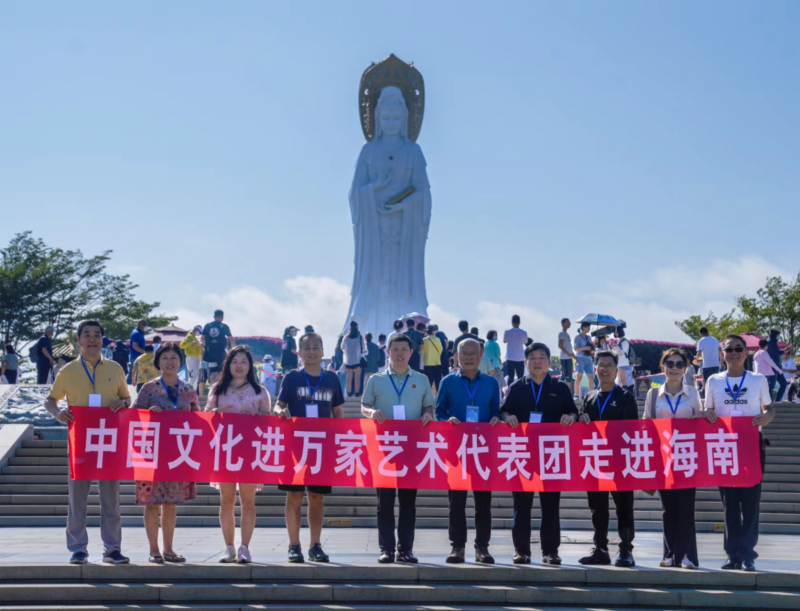 “翰墨飘香 浓淡水墨”—“文化进万家艺术代表团走进三亚开展迎春送福系列活动