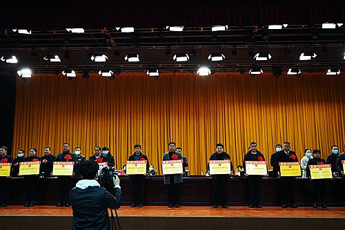 对“五星”支部创建工作先进村（社区）颁奖  张栋察摄 - 复件(2).JPG