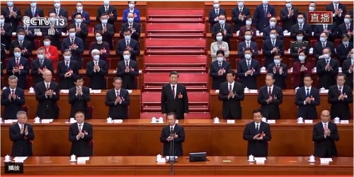 新当选的国家主席、中央军委主席习近平进行宪法宣誓.jpg