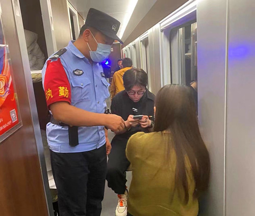 夜间卧铺车厢向女性乘客开展防猥亵宣传.jpg