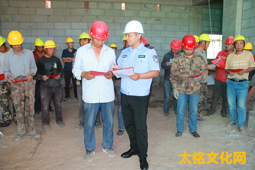 图为：司法所干警向外来务工人员宣传禁毒知识.JPG