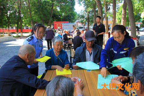 图为：司法所干警在社区开展禁毒普法宣传.JPG