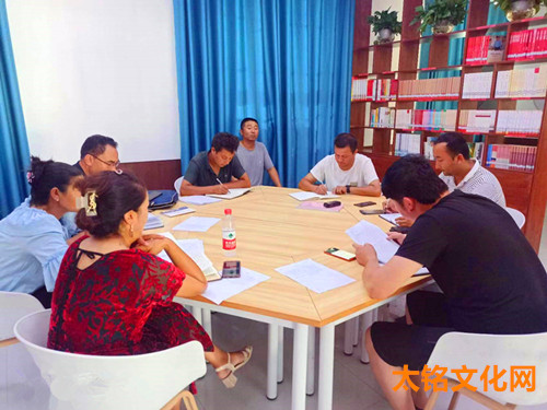 村干部学习节能知识.jpg