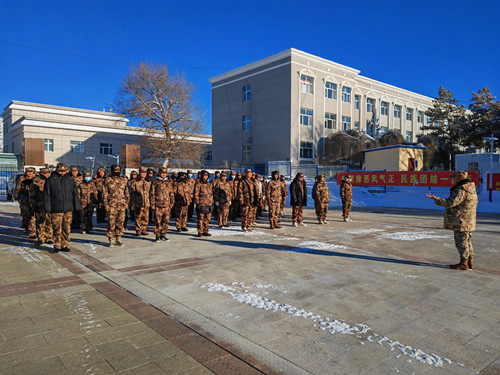图为：参训学员在广场上进行民兵大冬训.jpg