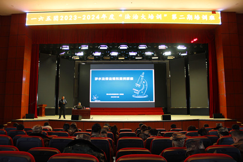 图为：工作人员讲解涉水法律法规和知识.jpg