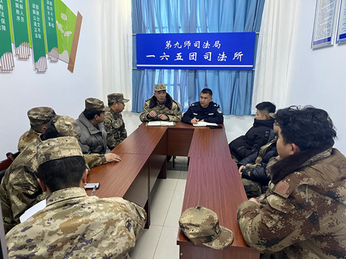 图为：基层连队(社区）负责人、相关科室负责人召开法治大培训见面周例会.jpg