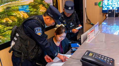 1763362663106381.jpg 图为民警检查旅店业_副本.jpg