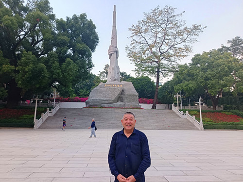 2025年12月5日广州市中山二路92号的广州起义烈士陵园正门内_副本.jpg
